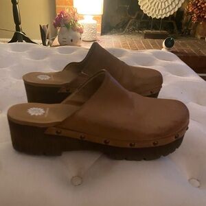 Yellow Box Clogs Tan 8.5